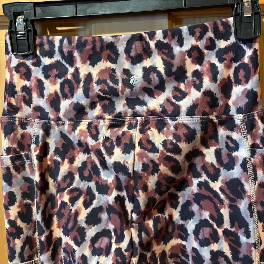 Bally Total Fitness Women's Leopard Print
Yoga Pants with Pockets Size Small - Picture 4 of 11